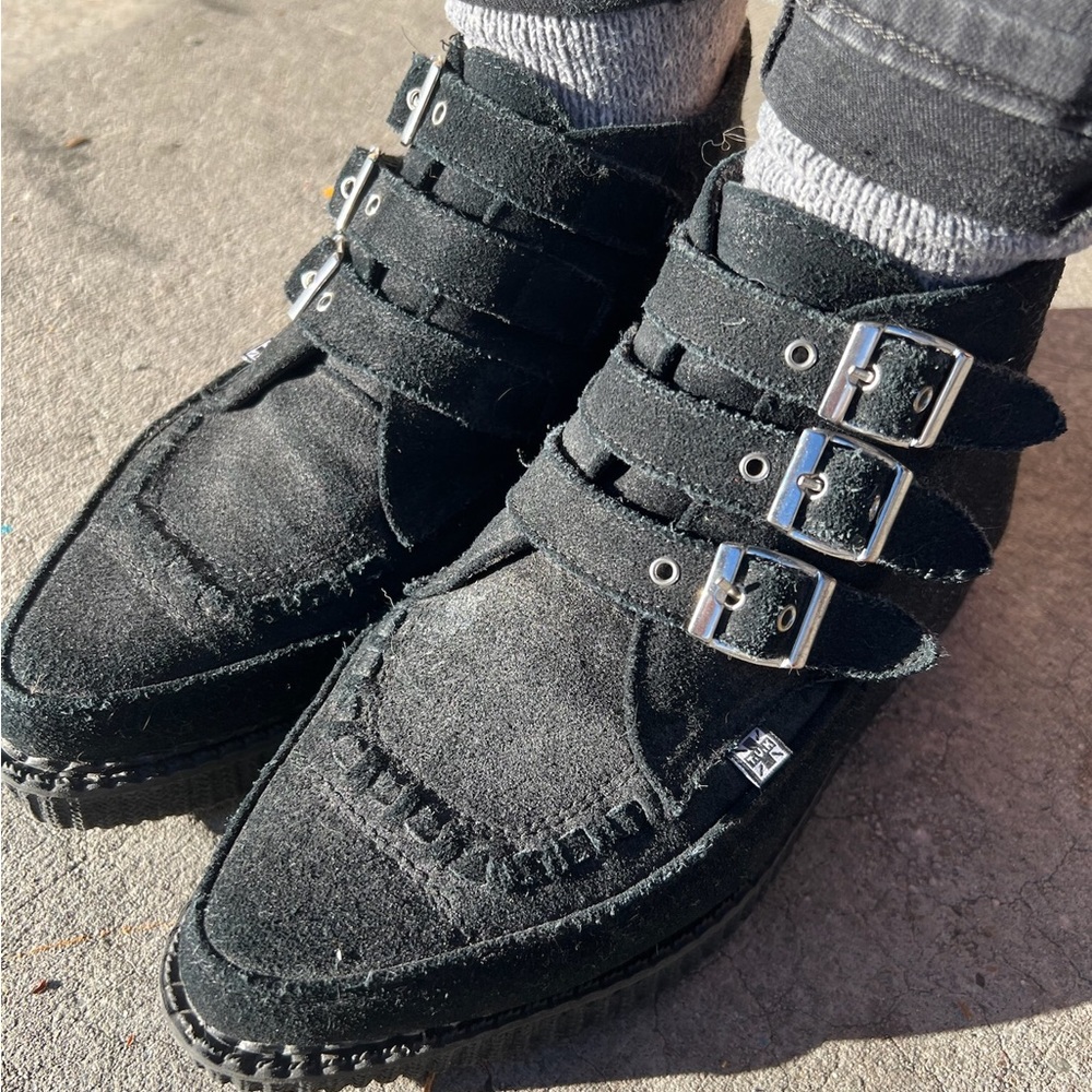 T.U.K. 3-Buckle Black Suede Leather Pointed Toe Creeper Boot Size 7